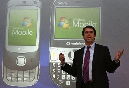 Robbie Bach o przyszłości Windows Mobile na Kongresie 3GSM w Barcelonie /AFP