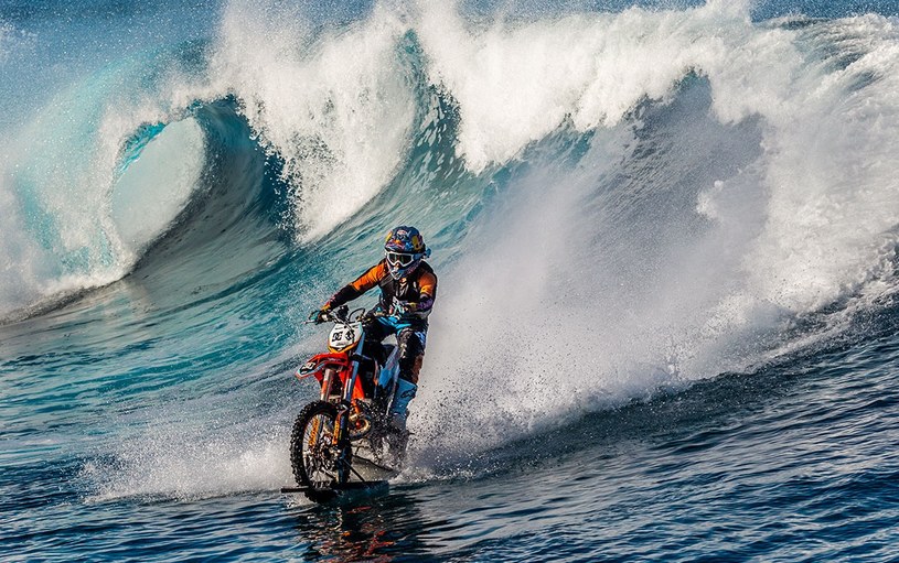 Robbie Maddison ujeżdżający fale na crossie /Informacja prasowa