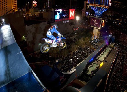 Robbie skacze w dół, Las Vegas, 31 grudnia 2008 /materiały prasowe