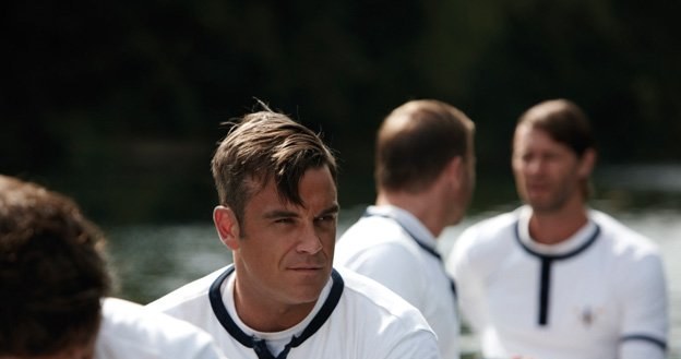 Robbie Williams na planie klipu do "The Flood" /Universal Music Polska