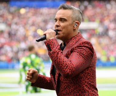 Robbie Williams pokazuje środkowy palec, a telewizja przeprasza 