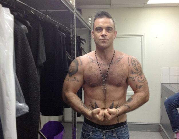 Robbie Williams pręży klatę /