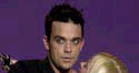 Robbie Williams w ramionach Geri Halliwell /poboczem.pl