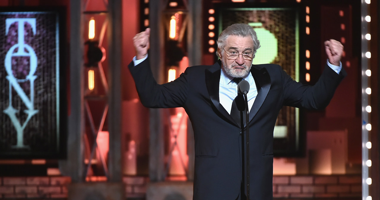 Rober De Niro podczas swojego wystąpienia na niedzielnej gali Tony Awards w Nowym Jorku /AFP