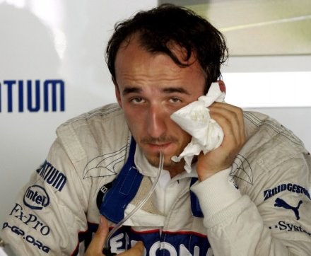 Rober Kubica nie miał argumentów, aby walczyć z kierowcami w szybszych bolidach /AFP