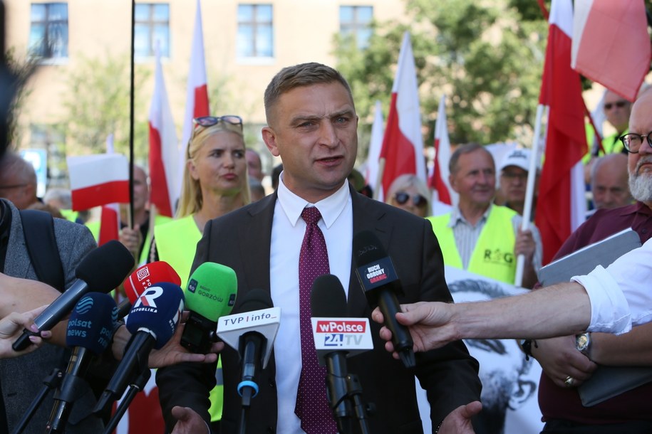 Robert Bąkiewicz przed prokuraturą w Gorzowie Wielkopolskim /	PAP/Lech Muszyński /PAP