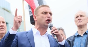 Robert Bąkiewicz usłyszał zarzuty, m.in. nawoływania do popełnienia zbrodni