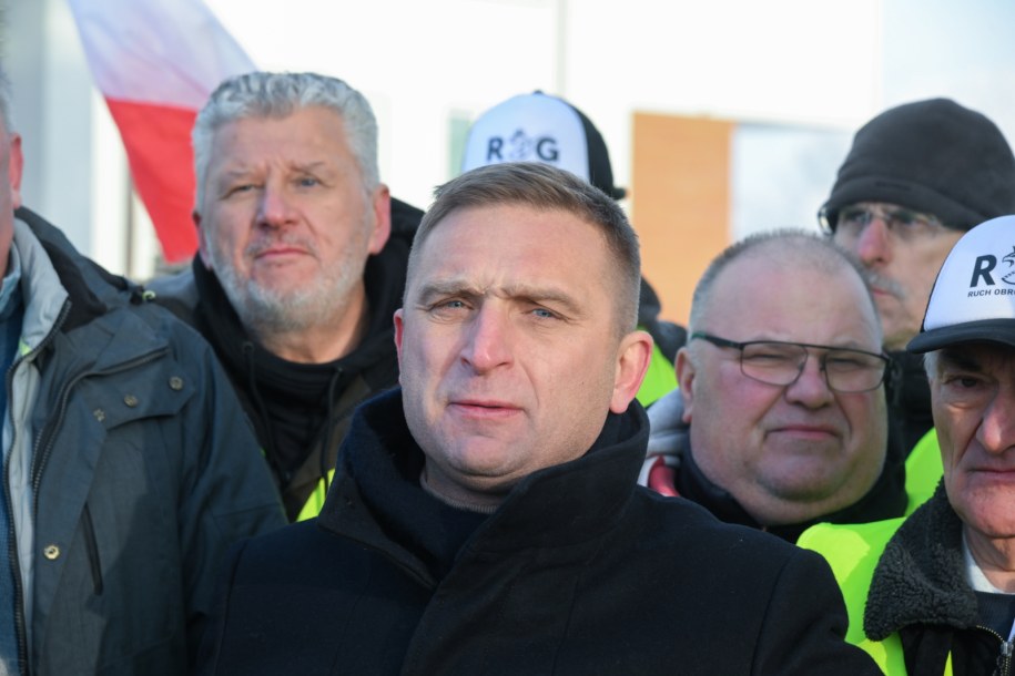 Robert Bąkiewicz wśród uczestników protestu w Kielnie /Andrzej Jackowski /PAP