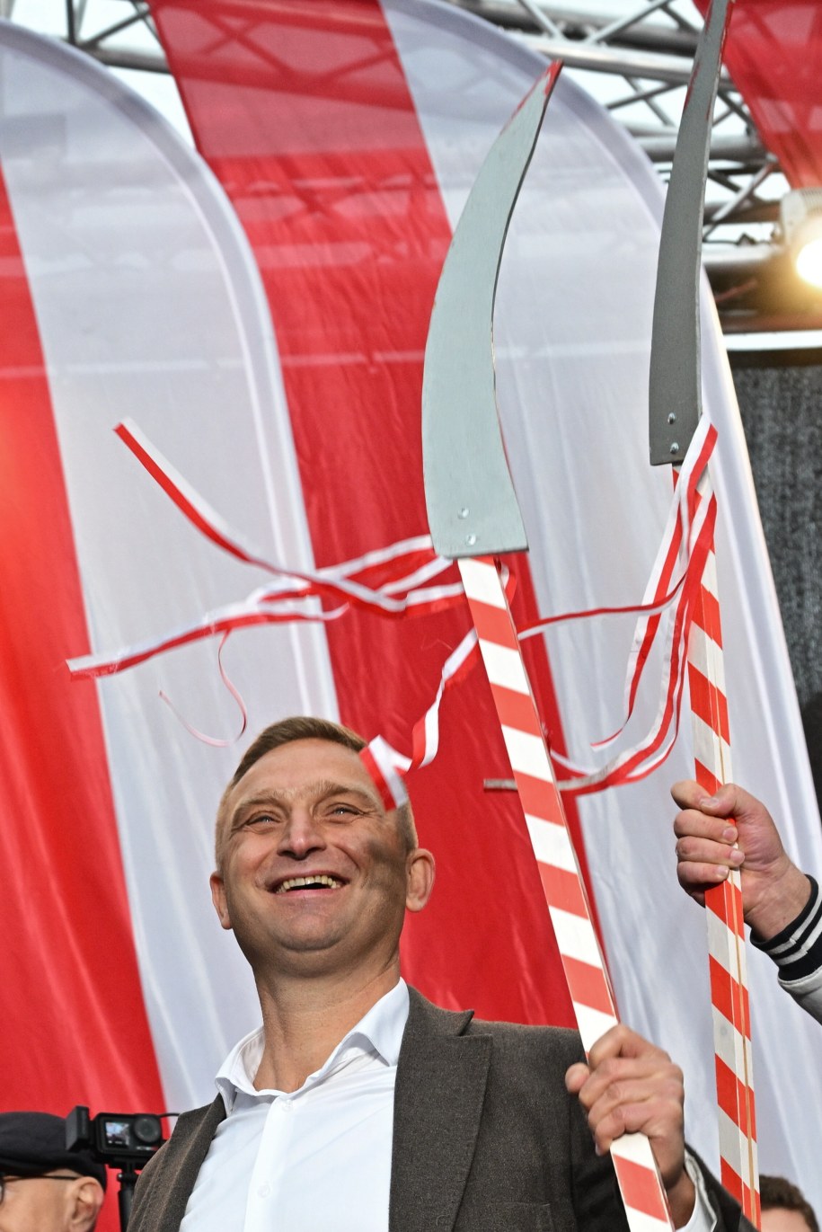 Robert Bąkiewicz z kosą na wydarzeniu PiS na Placu Zamkowym w Warszawie, 11.10.2025 /Radek Pietruszka /PAP
