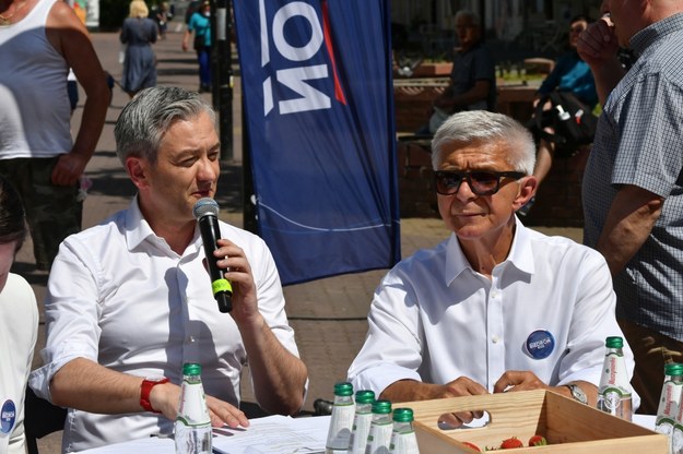 Robert Biedroń i Marek Belka /GRZEGORZ MICHALOWSKI /PAP/EPA