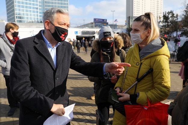 Robert Biedroń podczas zbiórki podpisów pod projektem ustawy "Legalna Aborcja, Bez Kompromisów" /Rafał Guz /PAP