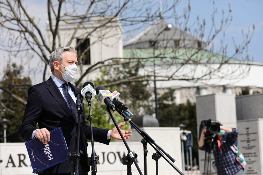 Robert Biedroń przed Sejmem / 	Tomasz Gzell    /PAP