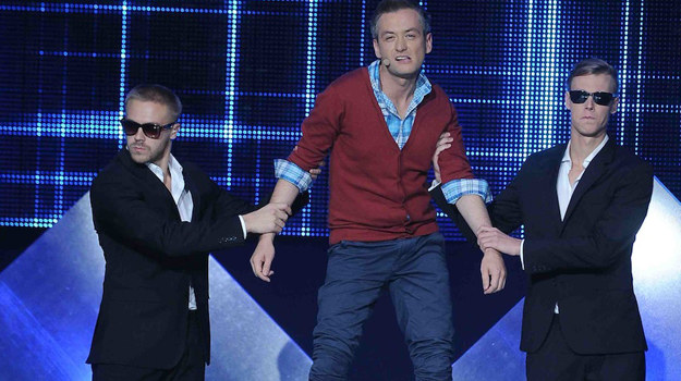 Spacer Roberta Biedronia z przystojnymi tancerzami Robert Biedroń w programie "Kilerskie Karaoke" /fot /materiały prasowe