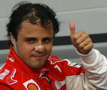 Robert, było OK. Pokazuje Felipe Massa. /AFP