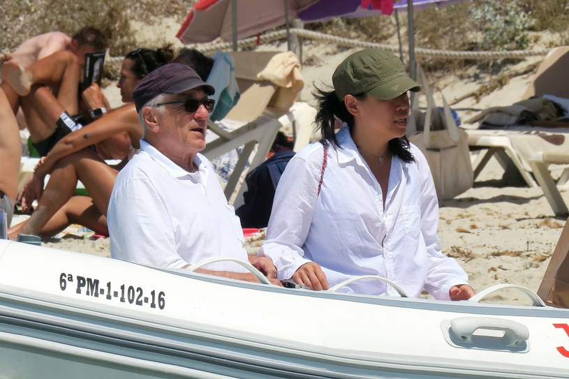 Robert De Niro i Tiffany Chen na wakacjach w Hiszpanii /SISI/BackGrid UK /East News