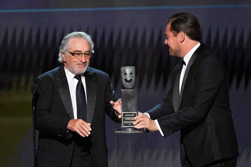 Robert De Niro odbiera nagrodę z rąk Leonardo DiCaprio /Kevork Djansezian /Getty Images