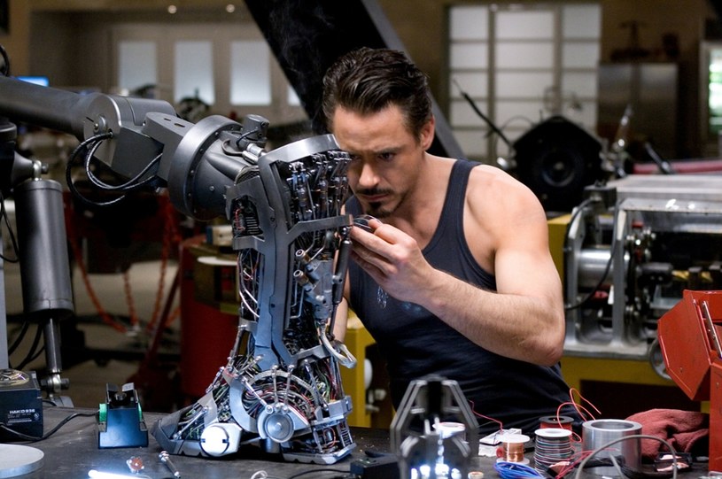 Robert Downey Jr. na planie filmu "Iron Man" /Paramount Pictures / Marvel Studios/Collection Christophel/East News /East News