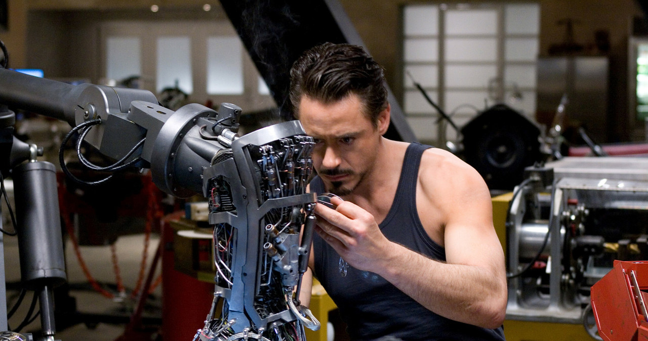 Robert Downey Jr. na planie filmu "Iron Man" /Paramount Pictures / Marvel Studios/Collection Christophel/East News /East News