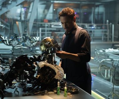 Robert Downey Jr. w scenie z filmu "Avengers: Czas Ultrona"