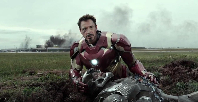 Robert DowneyJr. i Don Cheadle w filmie "Kapitan Ameryka: Wojna bohaterów" /materiały dystrybutora
