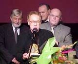 Robert Gliński odbiera nagrodę Grand Prix na festiwalu w Gdynii 2001, fot. INTERIA.PL /