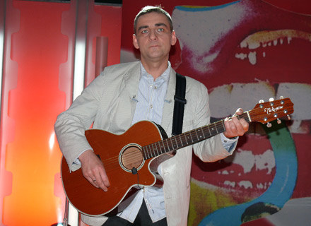 Robert Gonera wie, co robić z gitarą - fot. Tomek Piekarski /MWMedia