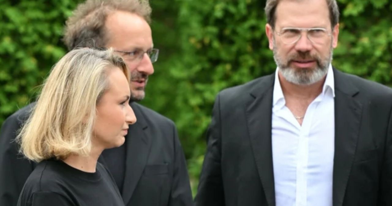 Robert Górski z żoną i Tomasz Majer z Hrabi /East News