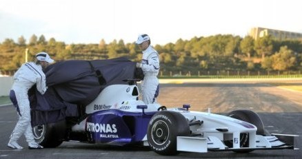 Robert i Nick odsłaniają nową "zabawkę" BMW Sauber. /AFP