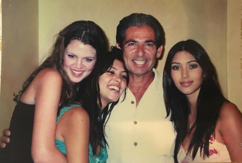 Robert Kardashian z trzema córkami w /REPORTER