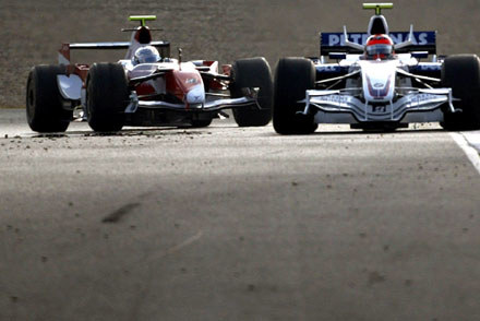 Robert Kubica (BMW Sauber) i  Jarno Trulli (Toyota) / kliknij /AFP