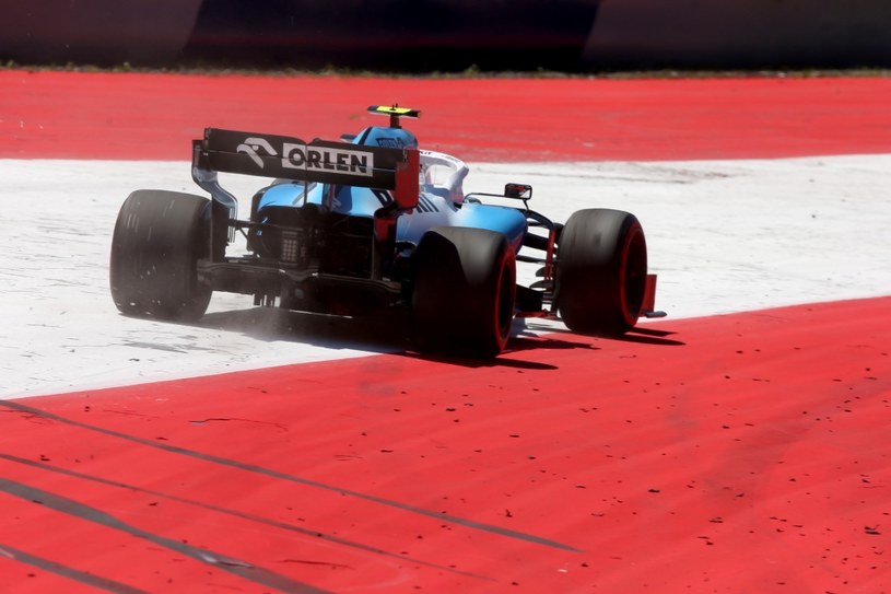 Robert Kubica coraz bardziej traci tempo do reszty stawki i zespołowego kolegi /Getty Images