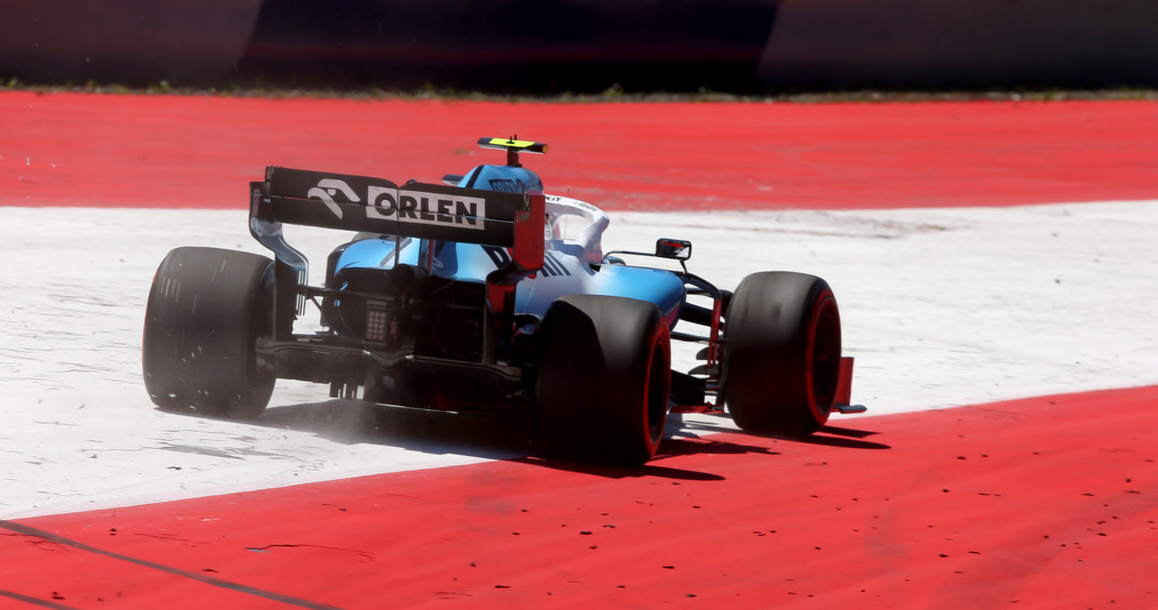 Robert Kubica coraz bardziej traci tempo do reszty stawki i zespołowego kolegi /Getty Images