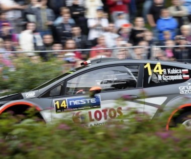 Robert Kubica czwarty, prowadzi Ogier. Ruszył Rajd Finlandii