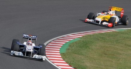 Robert Kubica i Fernando Alonso. Tym razem to Hiszpan jeździł szybciej /AFP