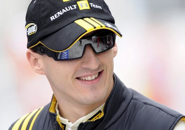 Robert Kubica i inni kierowcy F1 już za dwa lata jeździć będą na mniejszych silnikach. /AFP