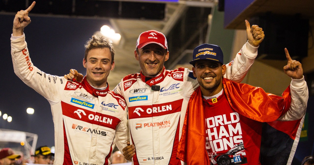 Robert Kubica i jego zespół triumfowali w WEC w kategorii LMP2. Po lewej Rui Andrade, a po prawej Louis Deletraz /AFP