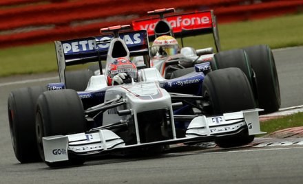 Robert Kubica i Lewis Hamilton na torze Silverstone /AFP