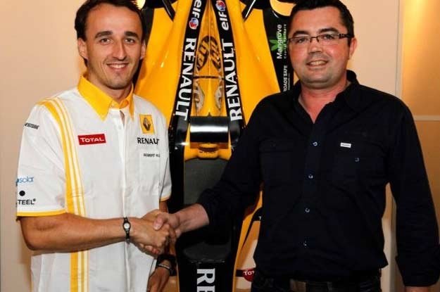 Robert Kubica i szef Renault F1 Team Eric Boullier chwilę po podpisaniu umowy /Informacja prasowa