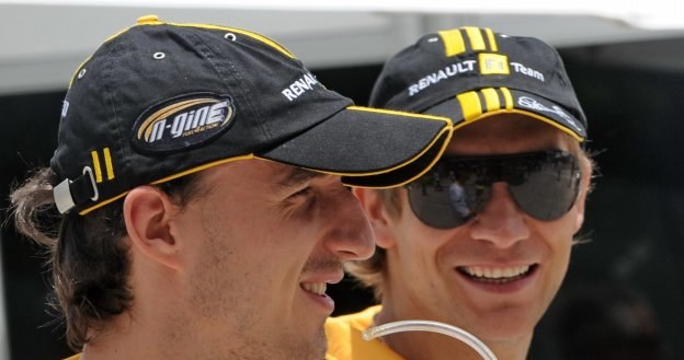 Robert Kubica (na pierwszym planie) i Witalij Pietrow, kolega z zespołu Renault /AFP