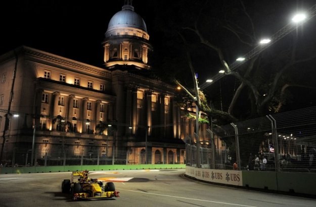 Robert Kubica na torze w Singapurze /AFP