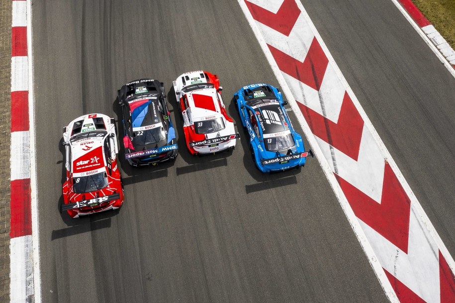 Robert Kubica (pierwszy z lewej) na torze Nürburgring (zdjęcie z czerwca 2020) /Juergen Tap/HOCH ZWEI /PAP/DPA