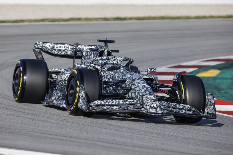 Robert Kubica podczas testów Formuły 1 na torze w Barcelonie /Getty Images