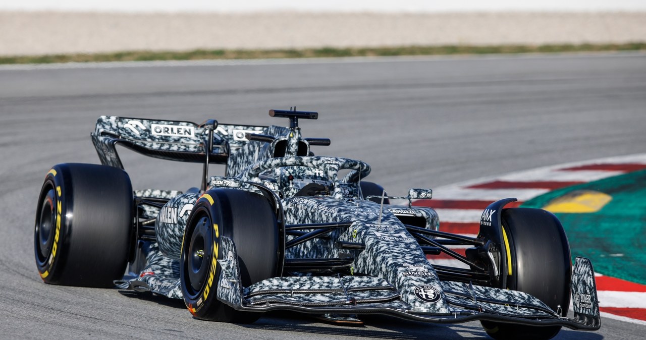 Robert Kubica podczas testów Formuły 1 na torze w Barcelonie /Getty Images