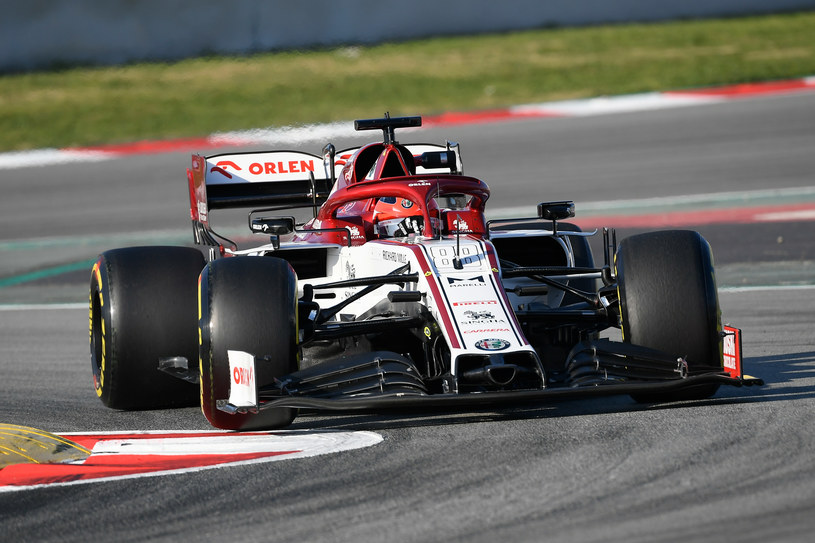 Robert Kubica podczas testów na torze w Barcelonie w bolidzie Alfa Romeo Racing Orlen. Zespół od 2026 roku ma zmienić nazwę na Audi-Sauber /LLUIS GENE /AFP