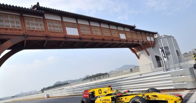 Robert Kubica podczas treningu na torze Yeongam. /AFP