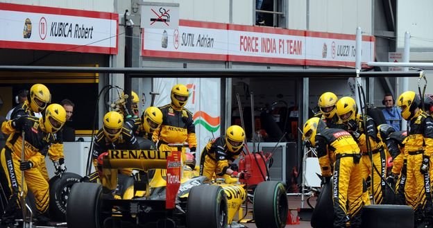 Robert Kubica podczas wizyty w pit stopie /AFP