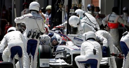 Robert Kubica podczas wyścigu w Turcji mógł liczyć na mocne wsparcie zespołu. /AFP