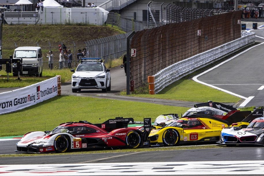 Robert Kubica popełnił błąd i doprowadził do karambolu /	Julien Delfosse /PAP/EPA