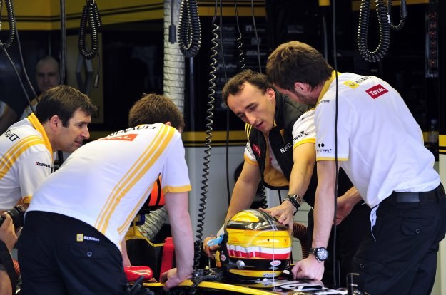 Robert Kubica pracuje z inżynierami Renault nad ulepszeniem bolidu /AFP