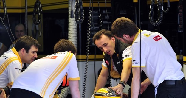 Robert Kubica pracuje z inżynierami Renault nad ulepszeniem bolidu /AFP